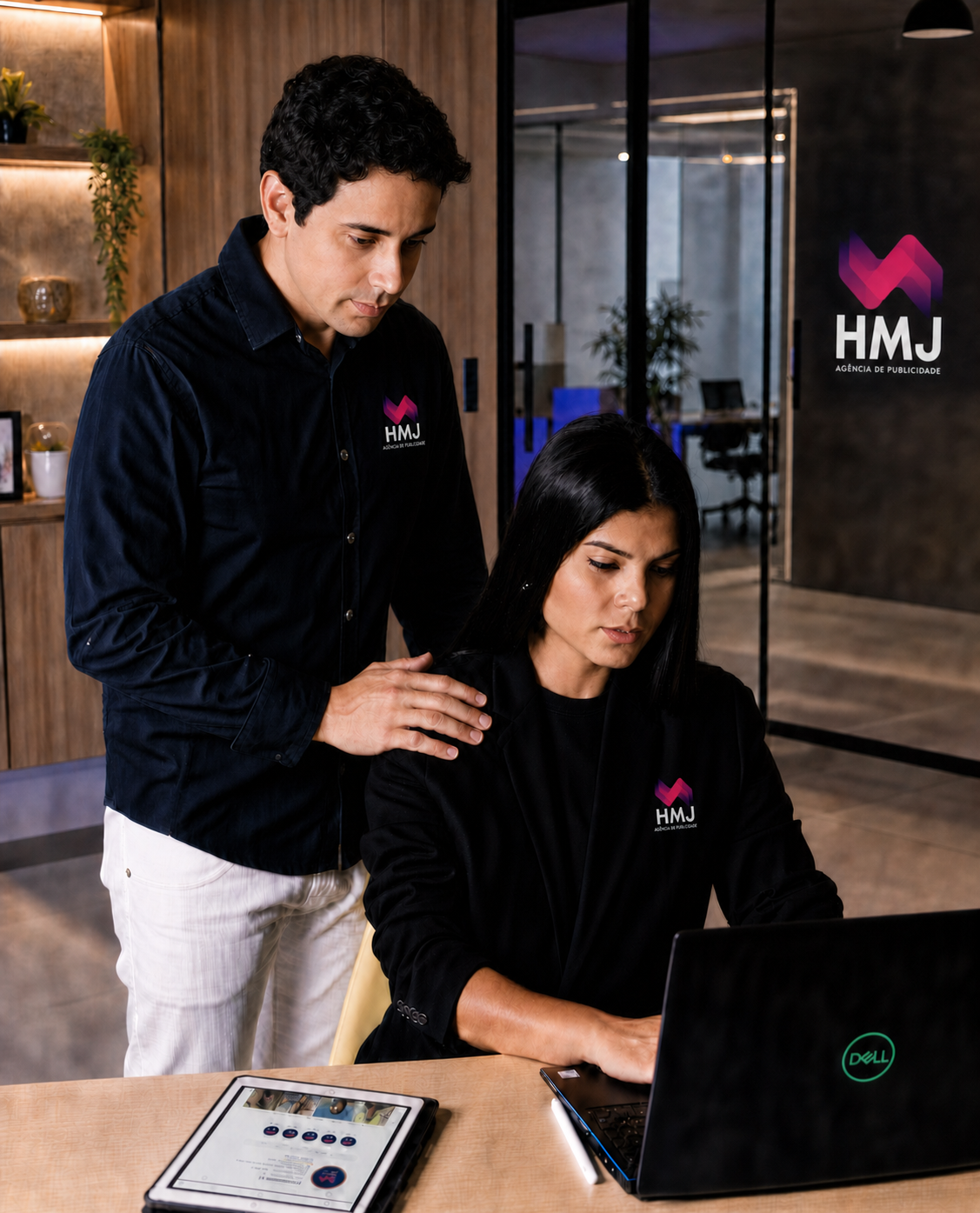 Equipe da HMJ Publicidade trabalhando no escritório