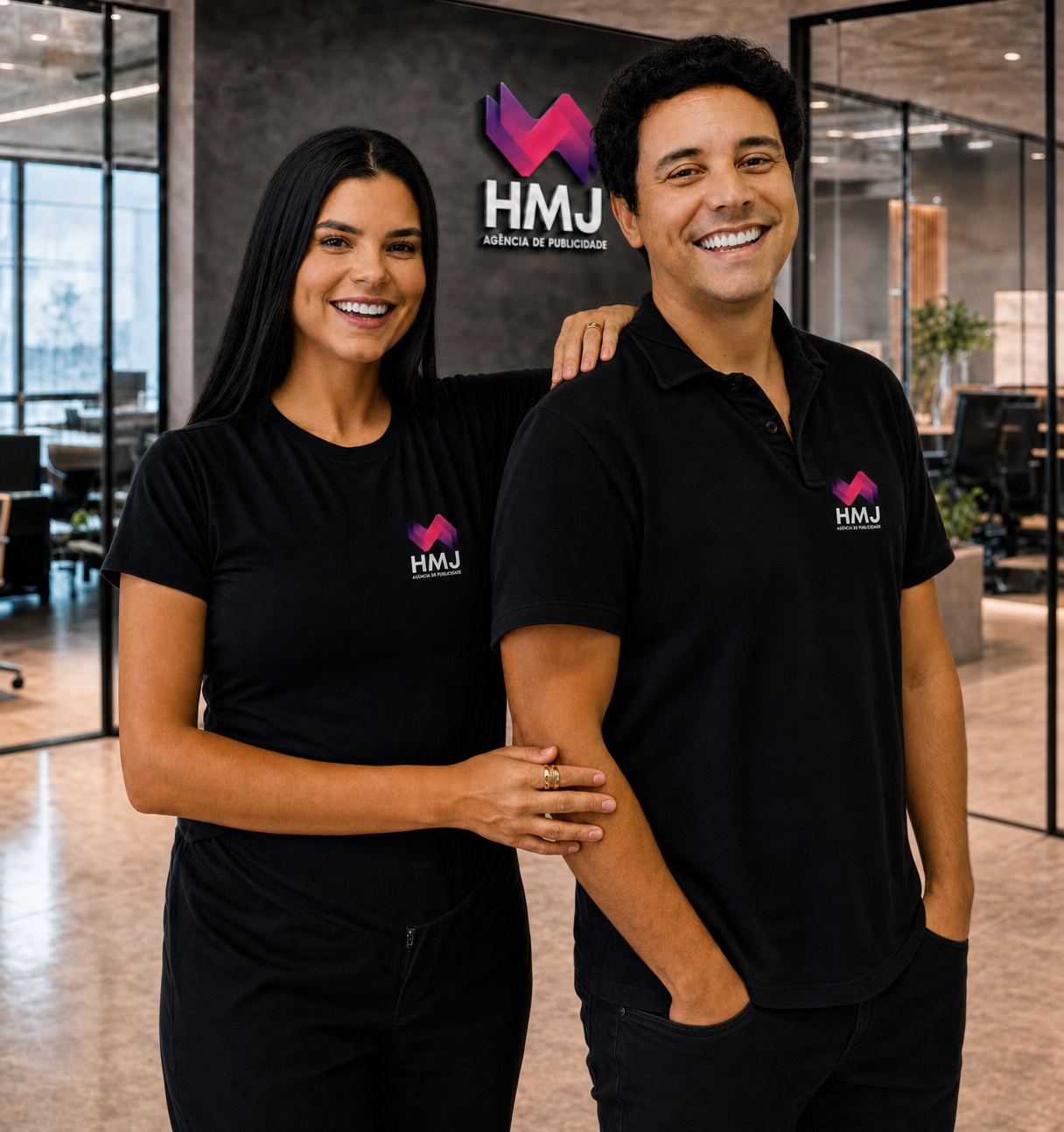Fundadores da HMJ Publicidade no escritório